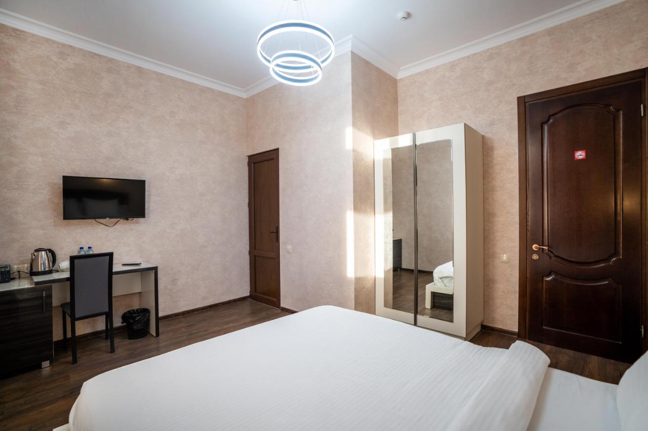 Siberia Hotel Tbilisi Exterior foto A room at the hotel