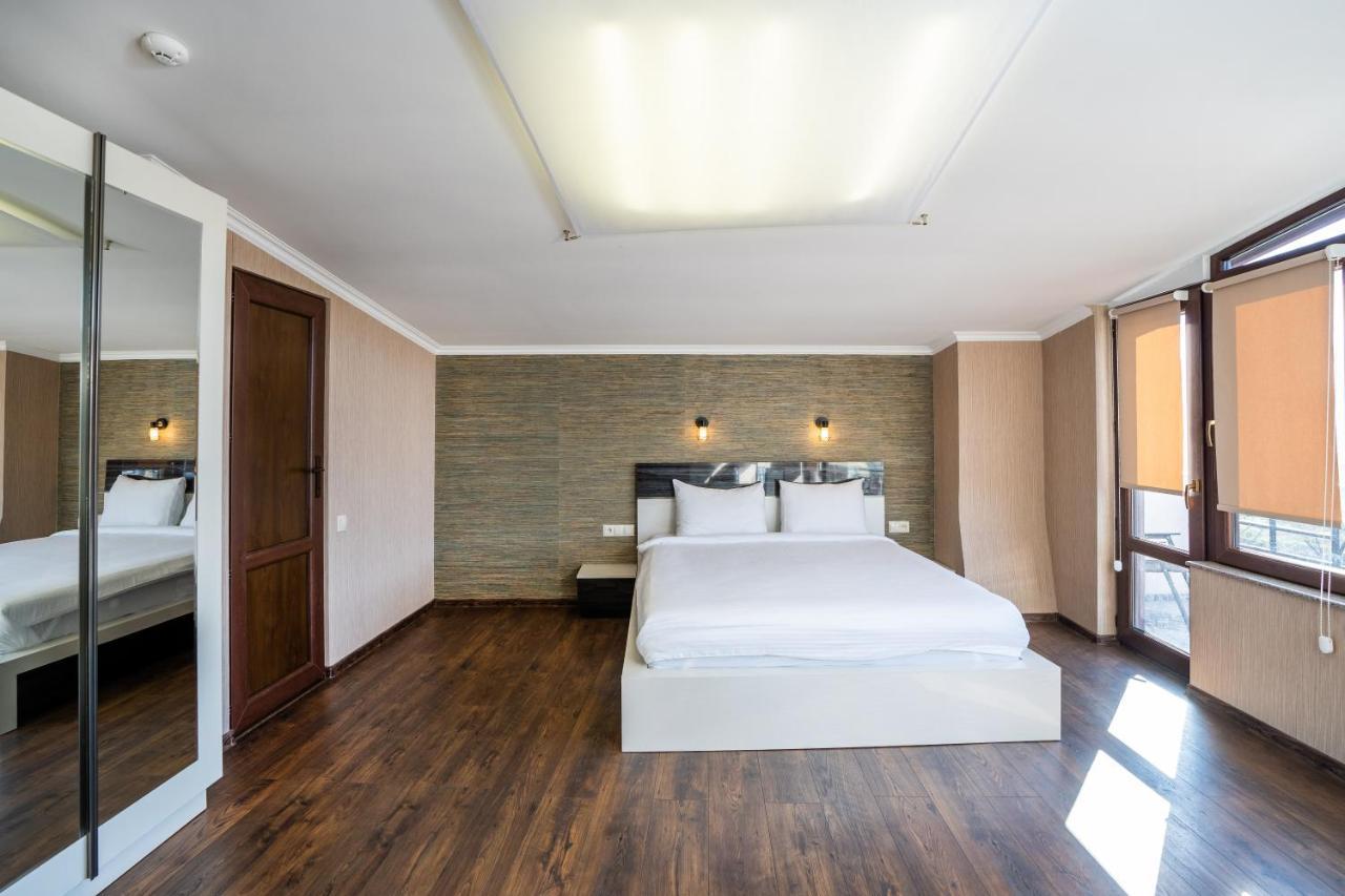 Siberia Hotel Tbilisi Exterior foto A bedroom at the hotel