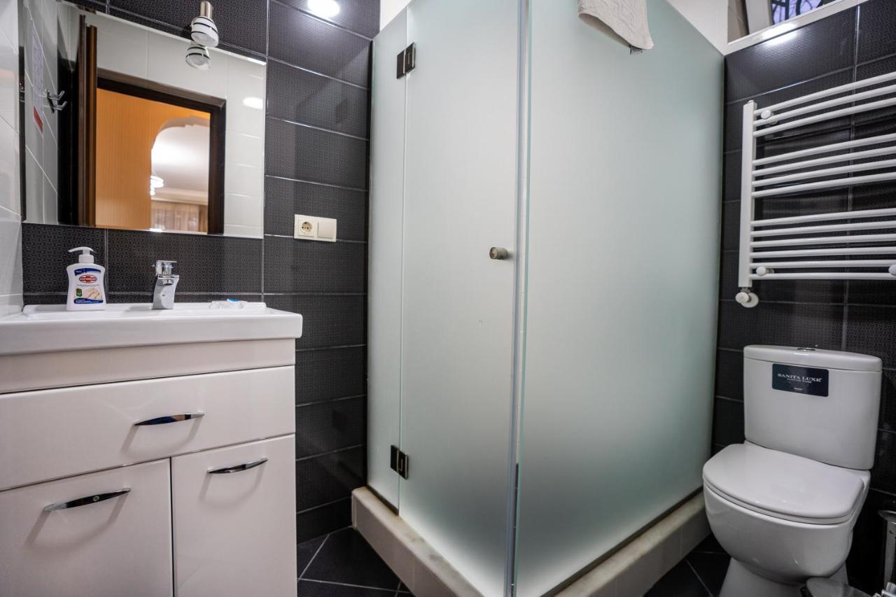 Siberia Hotel Tbilisi Exterior foto A shower enclosure