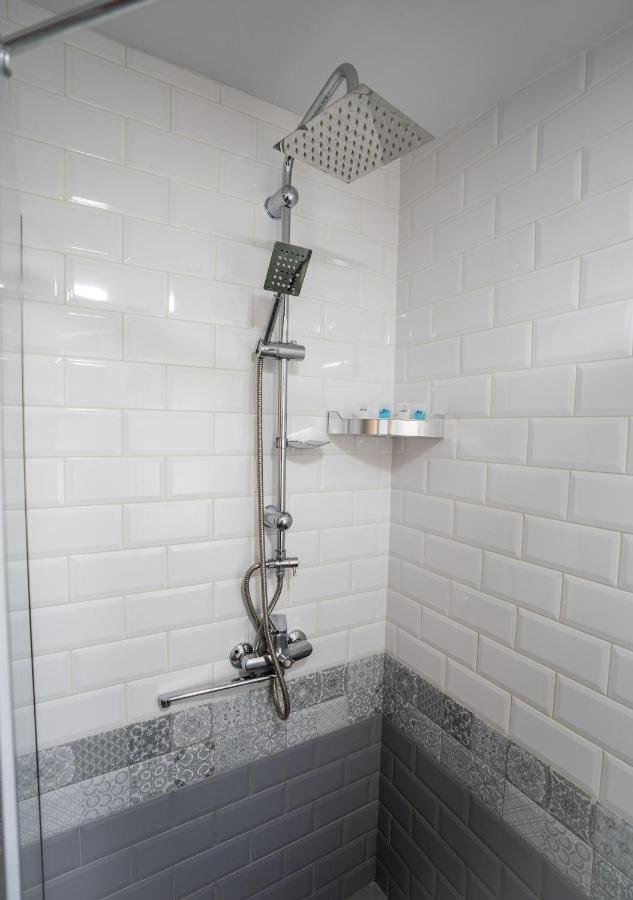 Siberia Hotel Tbilisi Exterior foto A shower