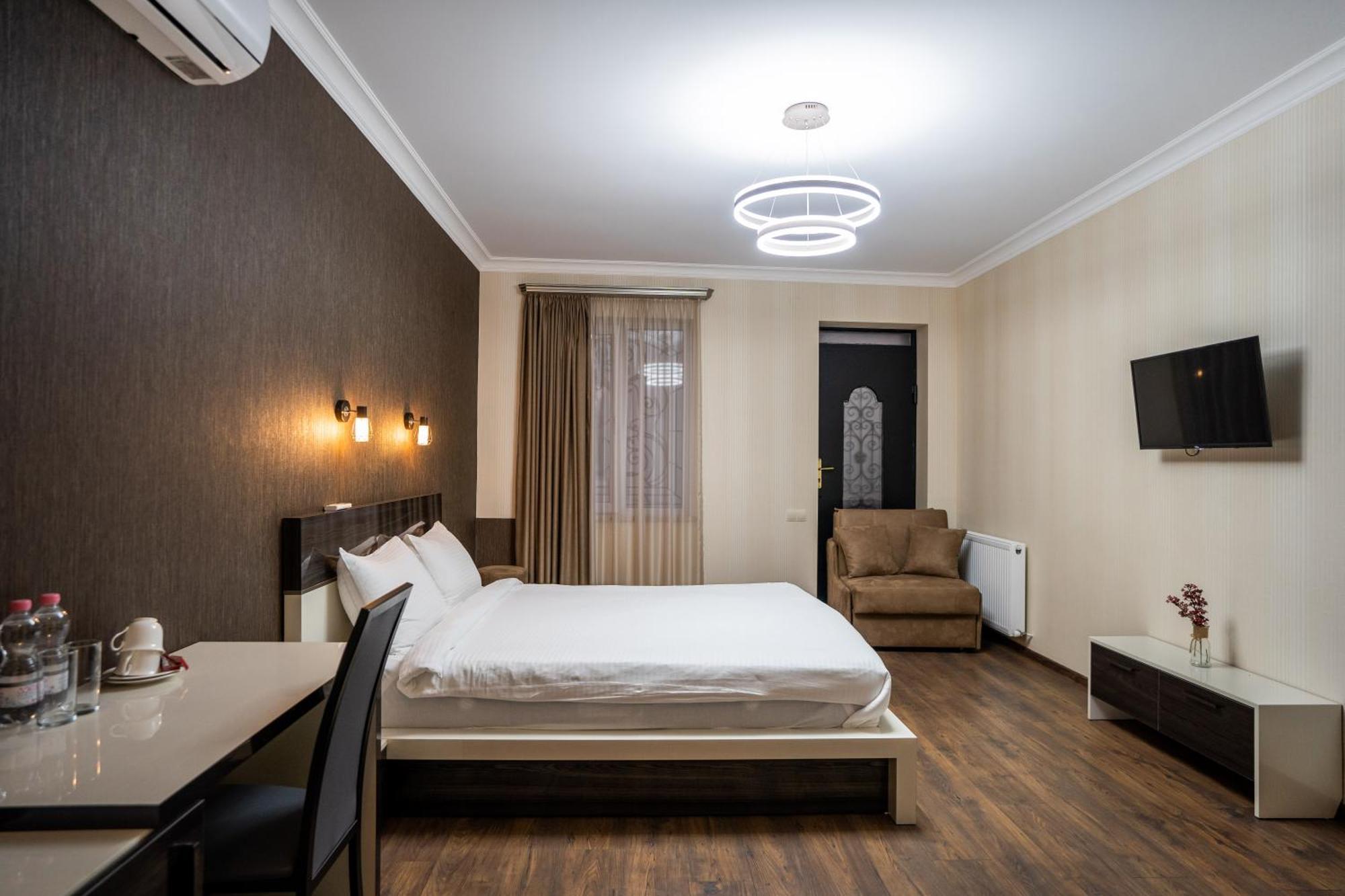 Siberia Hotel Tbilisi Exterior foto A room at the hotel