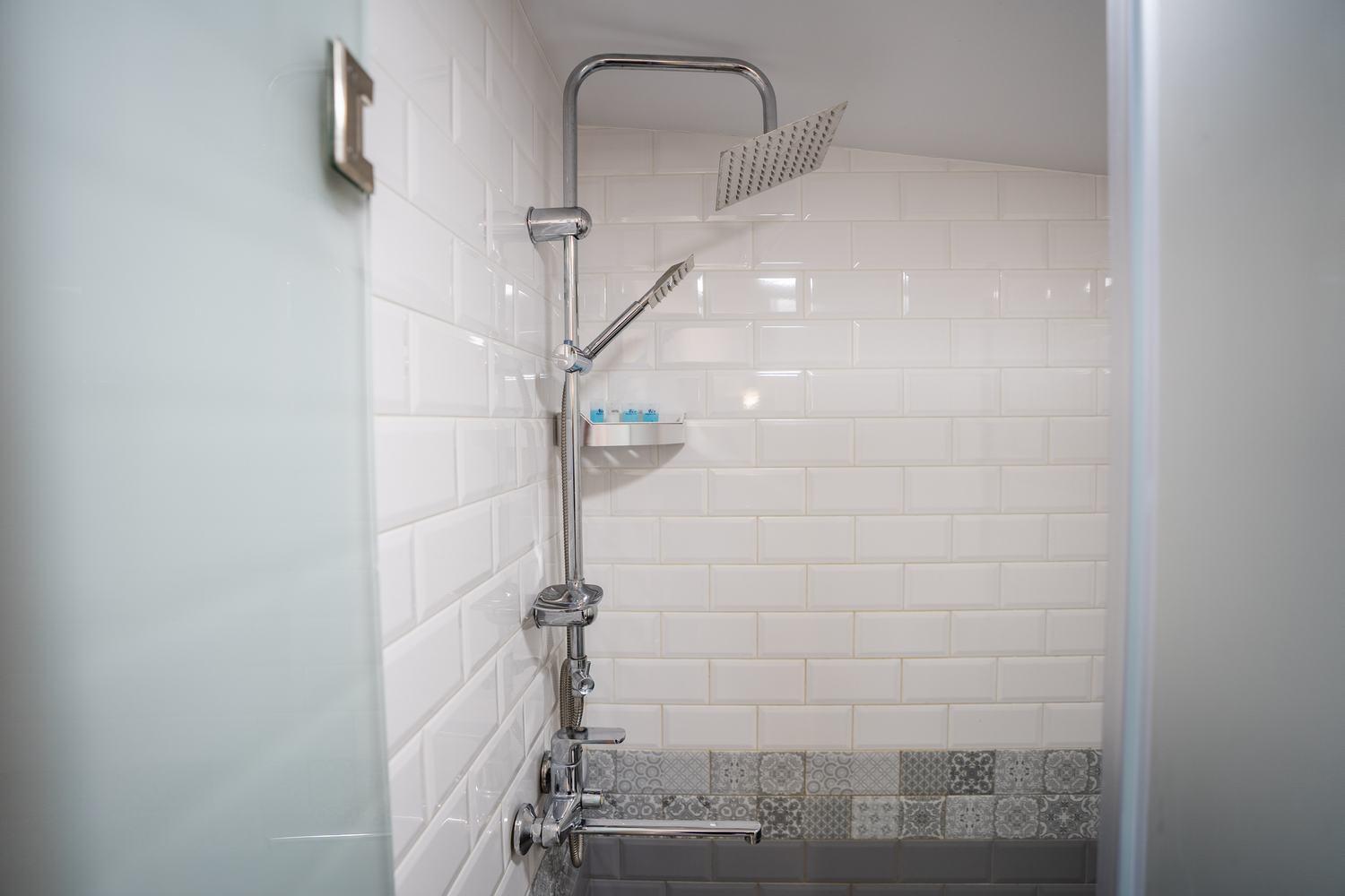 Siberia Hotel Tbilisi Zimmer foto A shower