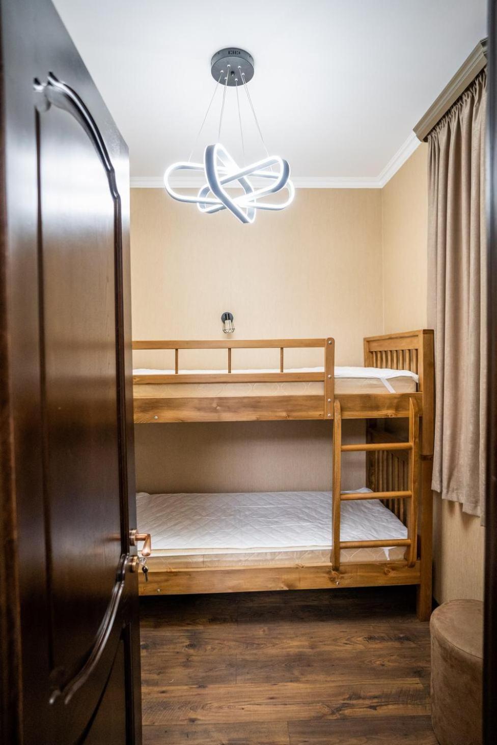 Siberia Hotel Tbilisi Zimmer foto A bunk bed in a capsule hotel